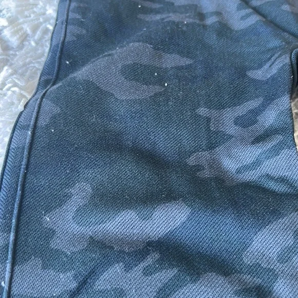 MUST GO Spanx dark camo leggings - Picture 2 of 5